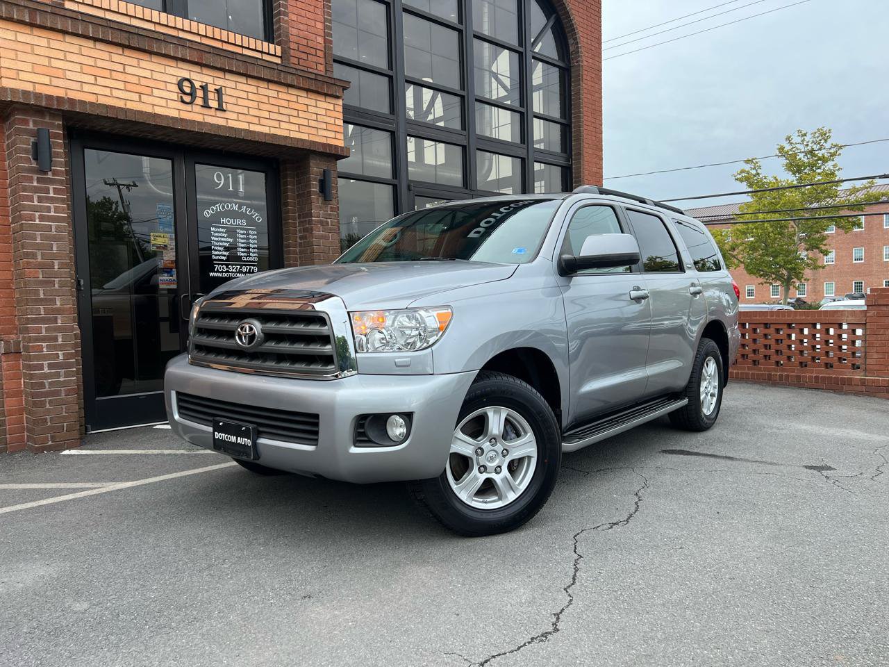 Used 2008 Toyota Sequoia SR5 w/ Moonroof & Roof Rack Pkg AWD/4WD image 2