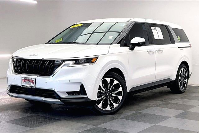 Used 2024 Kia Carnival EX image 12