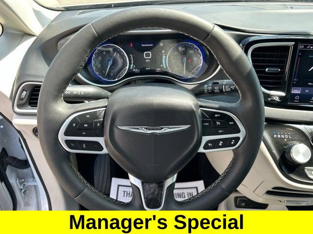 Used 2024 Chrysler Pacifica Touring-L FWD image 15