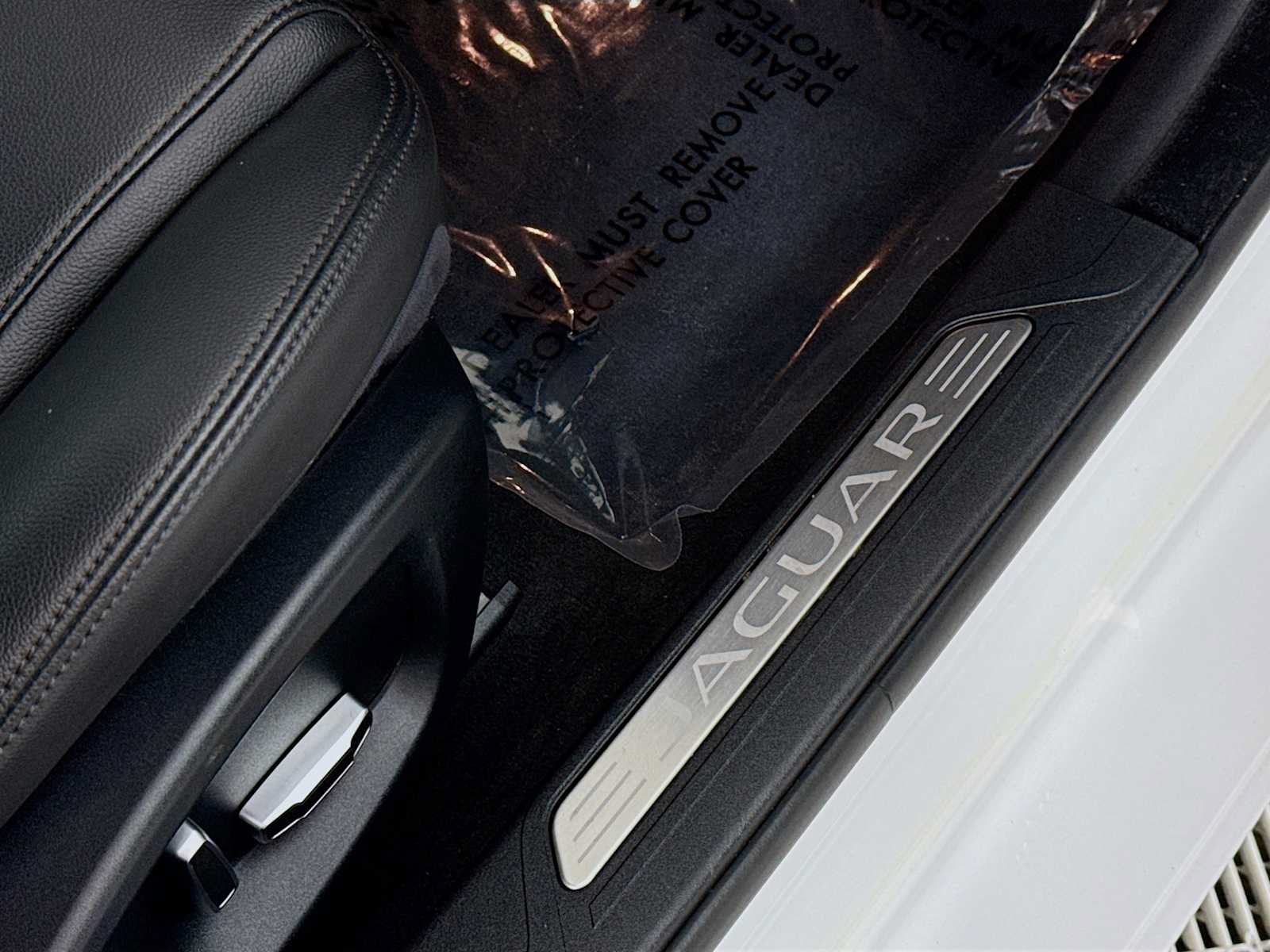 Used 2019 Jaguar XE Premium AWD/4WD image 32