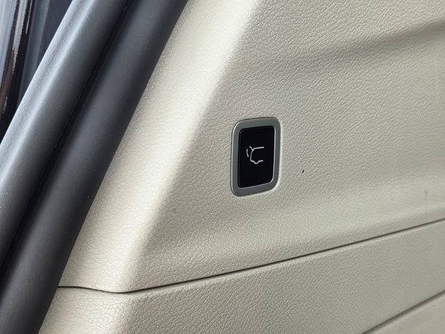 Used 2023 Chrysler Voyager LX FWD image 13