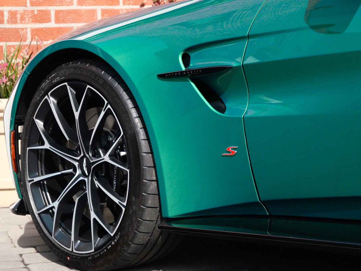 New 2026 Aston Martin V8 Vantage S RWD image 9