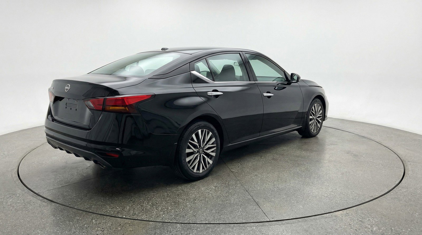 Used 2025 Nissan Altima 2.5 SV image 9