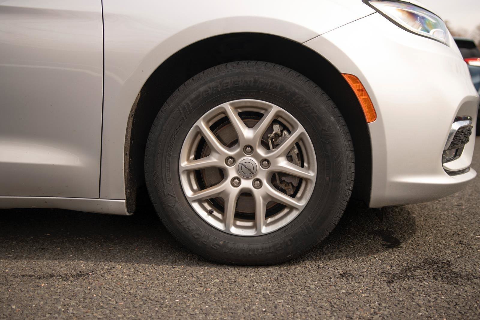 Used 2024 Chrysler Pacifica Touring-L image 30