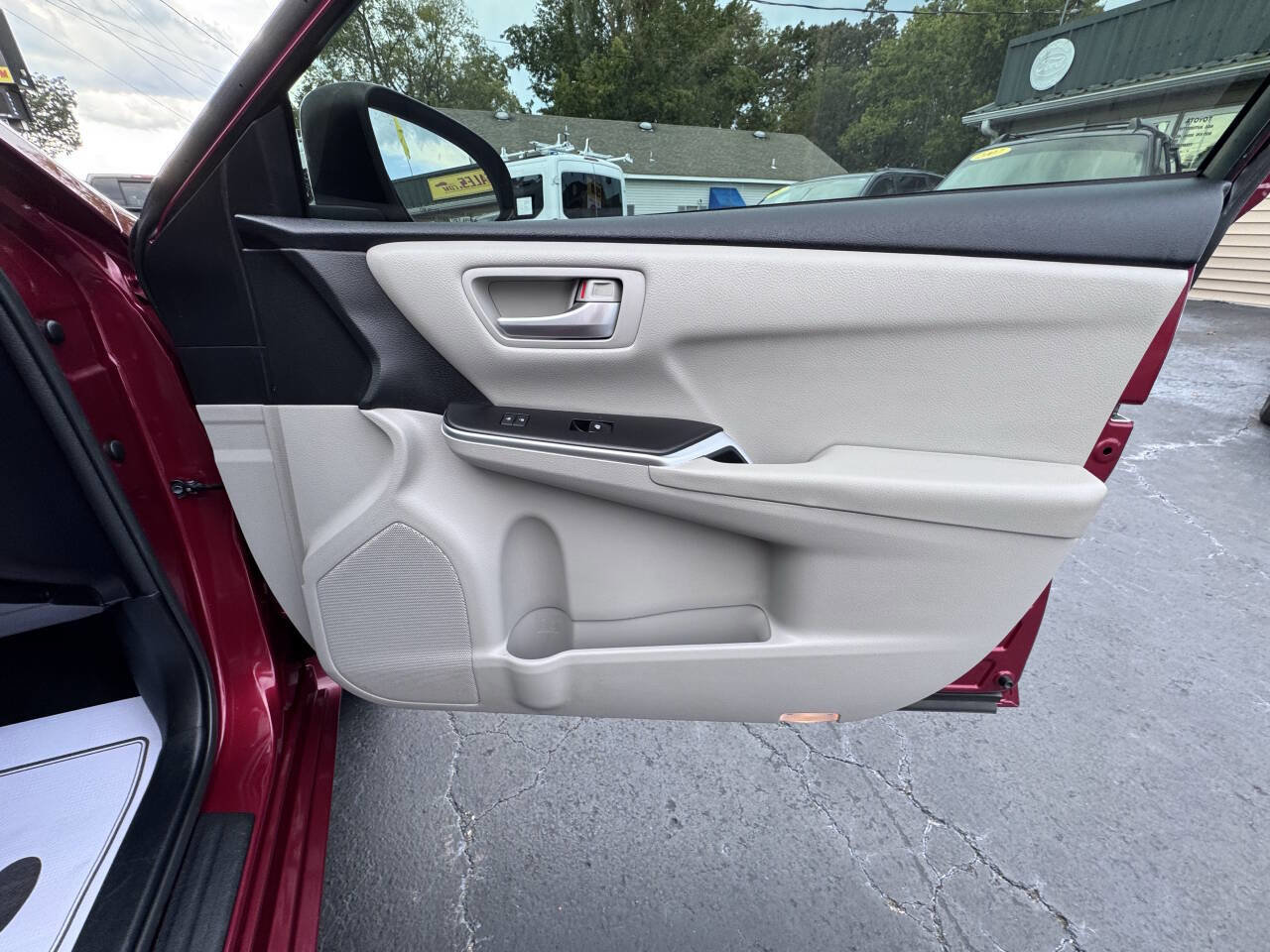 Used 2017 Toyota Camry SE image 35