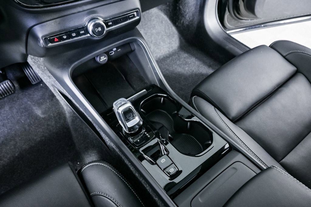 Certified 2025 Volvo XC40 B5 Plus image 18