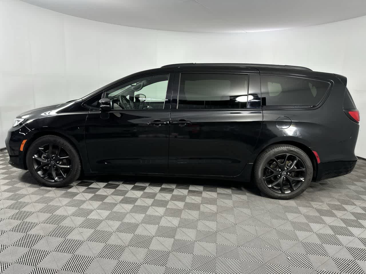 Used 2025 Chrysler Pacifica Limited FWD image 15