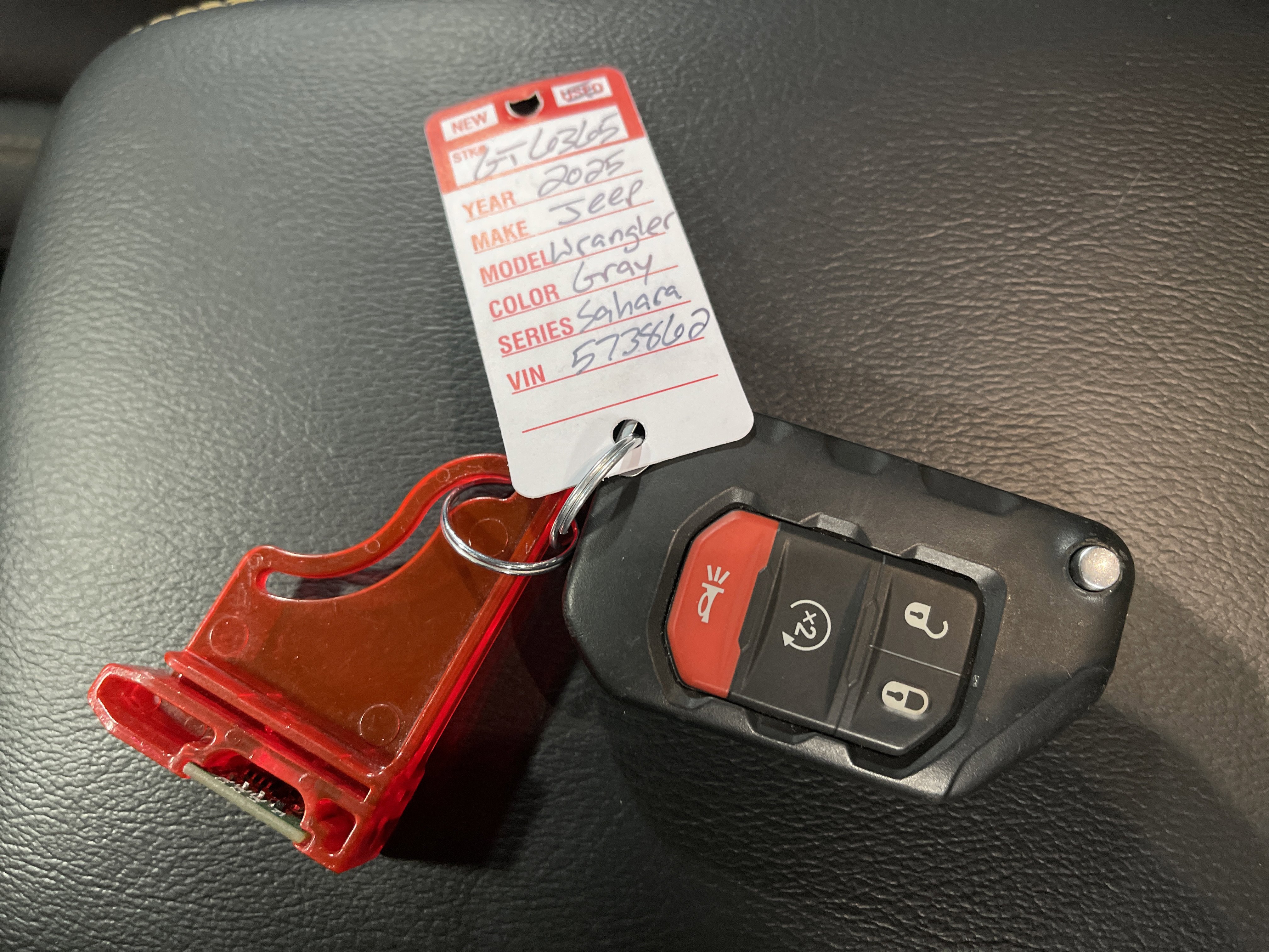 Used 2025 Jeep Wrangler Sahara image 25