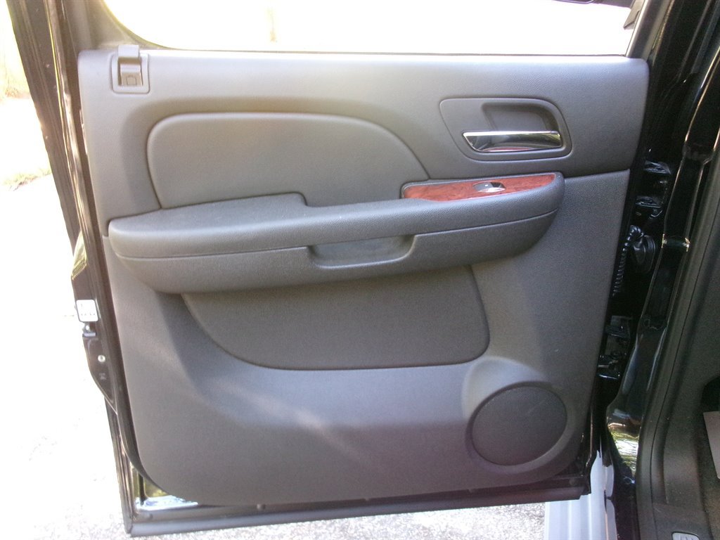Used 2013 Chevrolet Avalanche LTZ RWD image 28