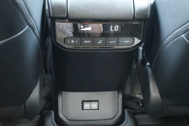 Used 2025 Toyota Highlander XLE image 25