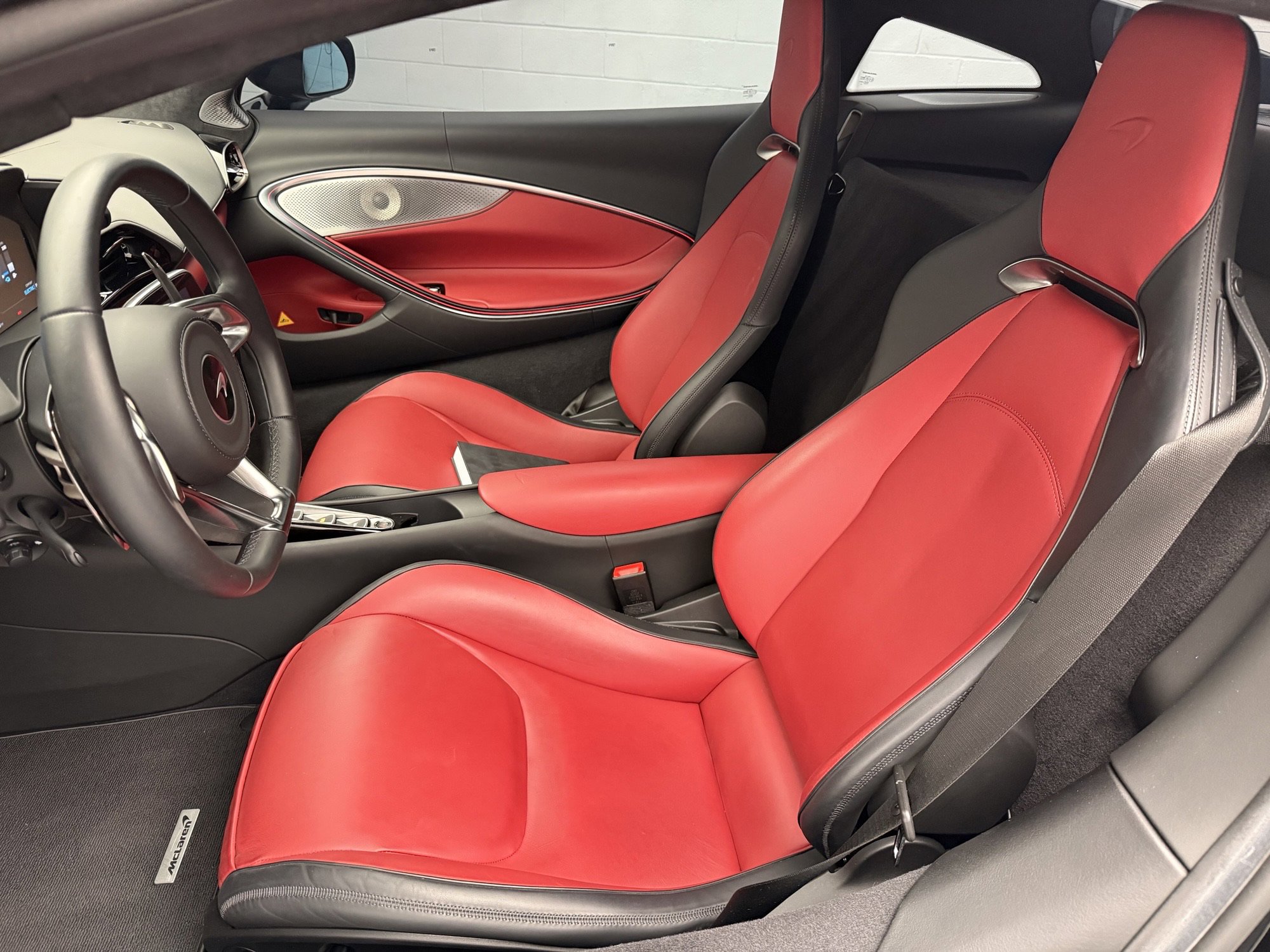Used 2024 McLaren Artura image 2