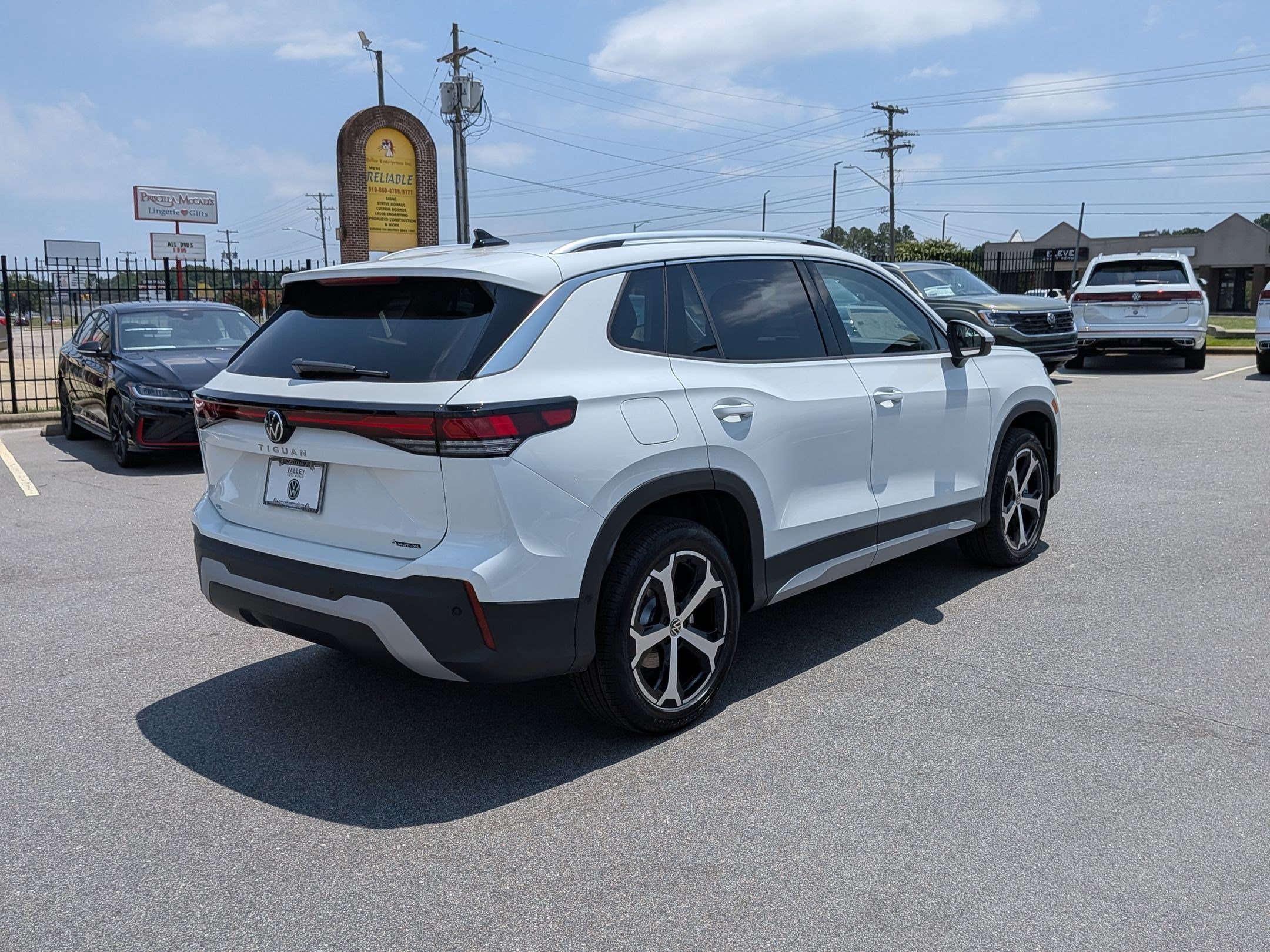 New 2026 Volkswagen Tiguan SE AWD/4WD image 3