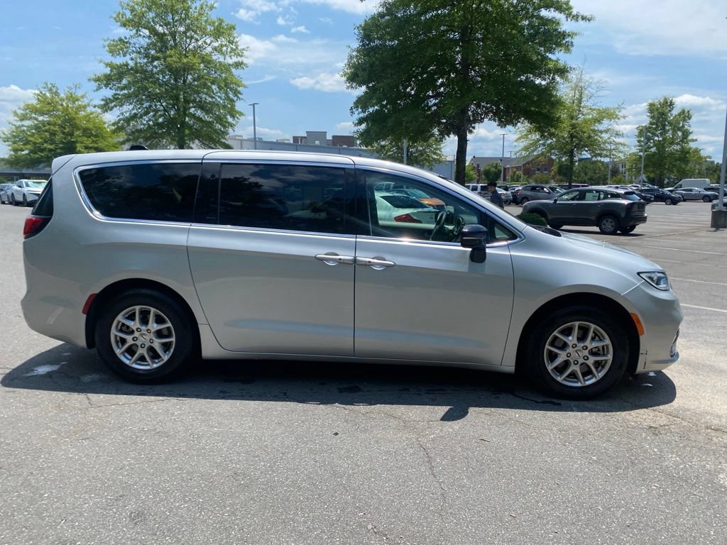 Used 2024 Chrysler Pacifica Touring-L FWD image 2