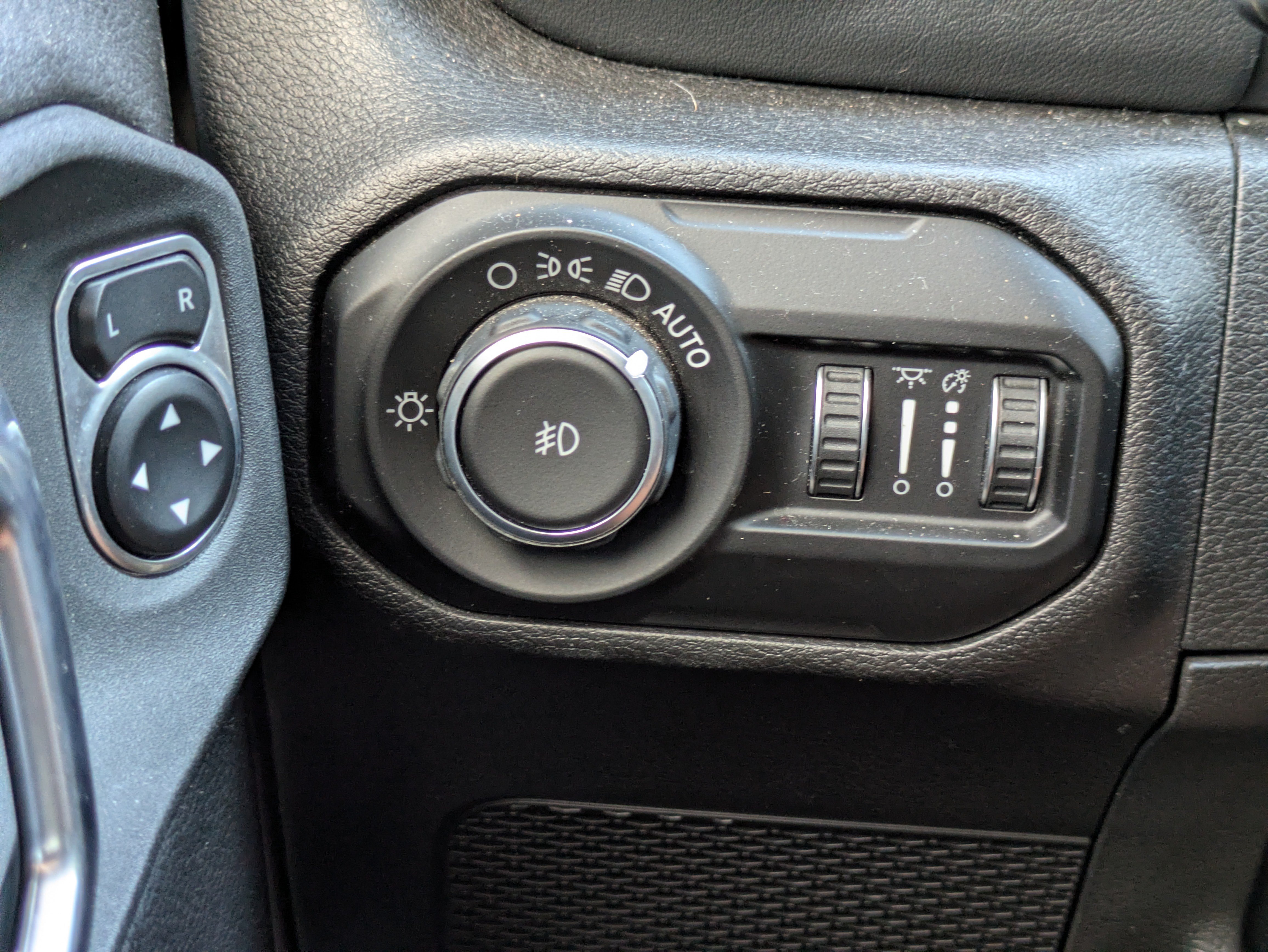 Used 2021 Jeep Wrangler Unlimited Sahara AWD/4WD image 36