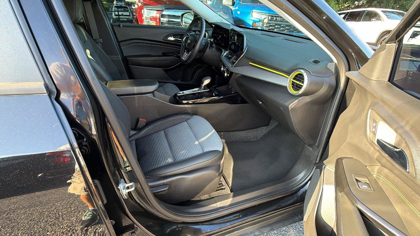 Used 2024 Chevrolet Trax LT w/ Driver Confidence Package FWD image 18