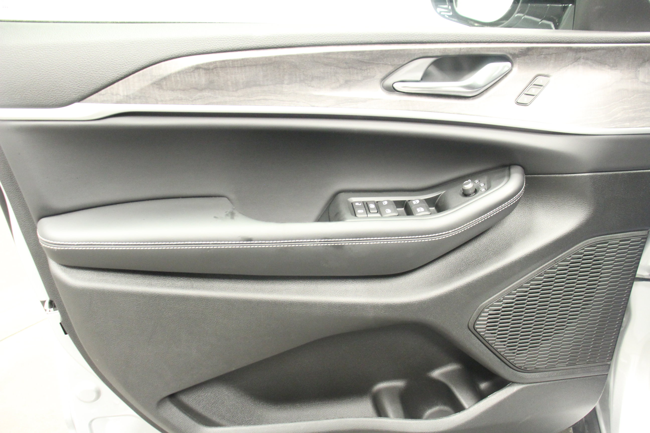 New 2025 Jeep Grand Cherokee L Limited w/ Black Appearance Package image 14