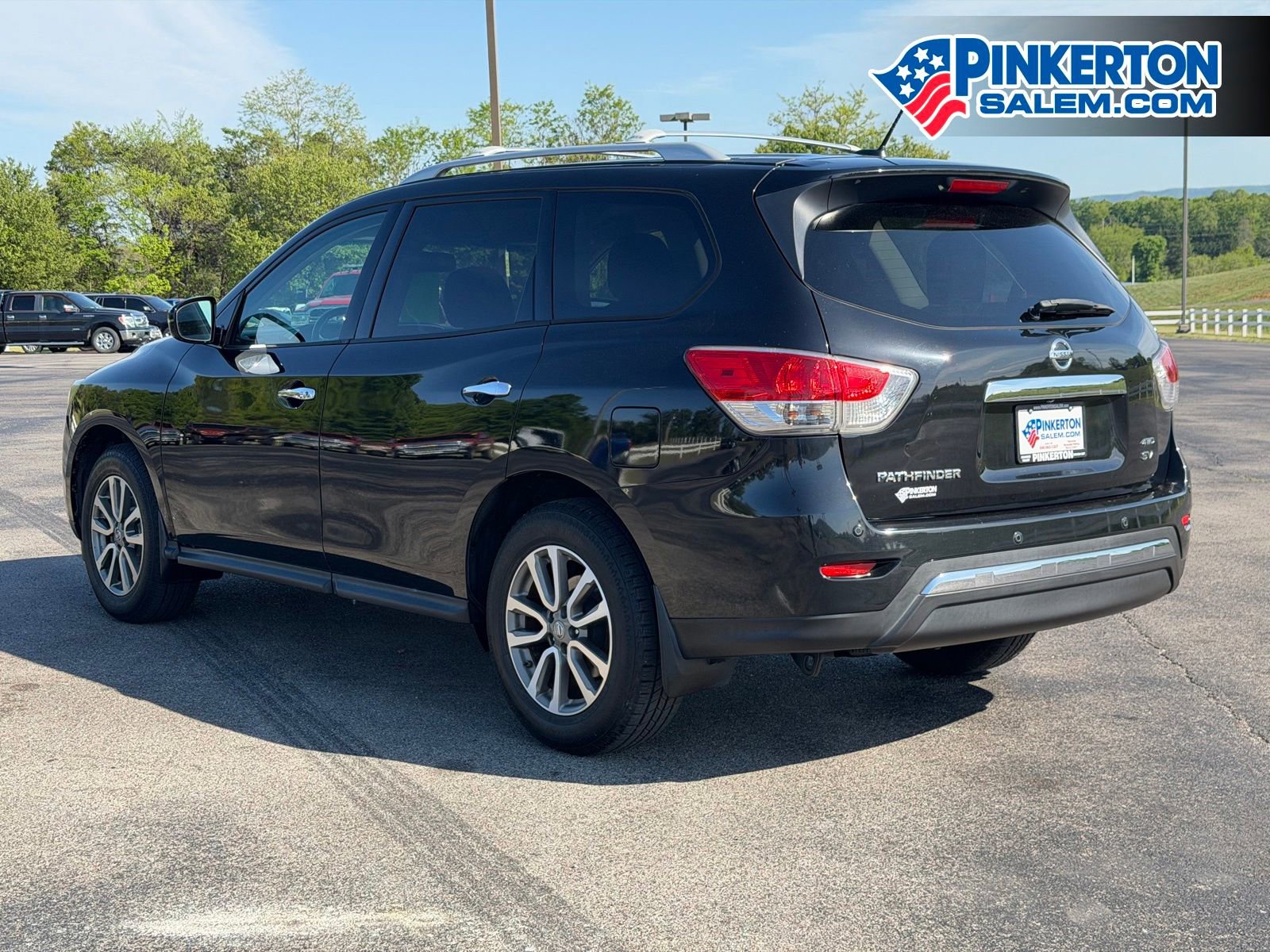 Used 2015 Nissan Pathfinder SV image 3