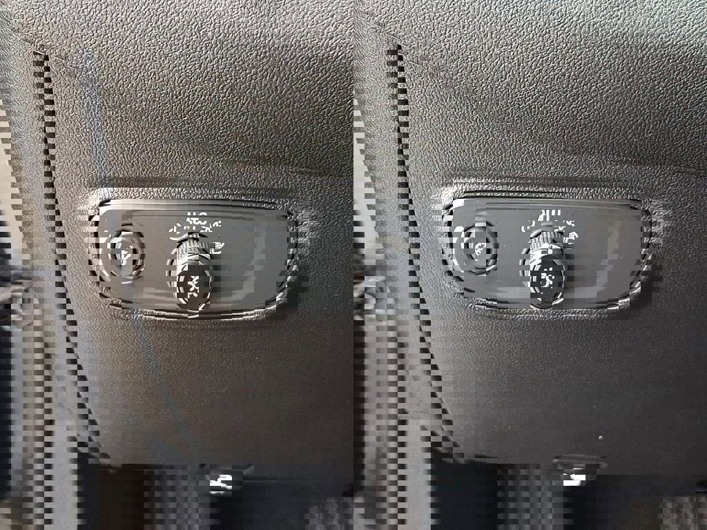 Used 2023 Chevrolet Equinox LT image 31