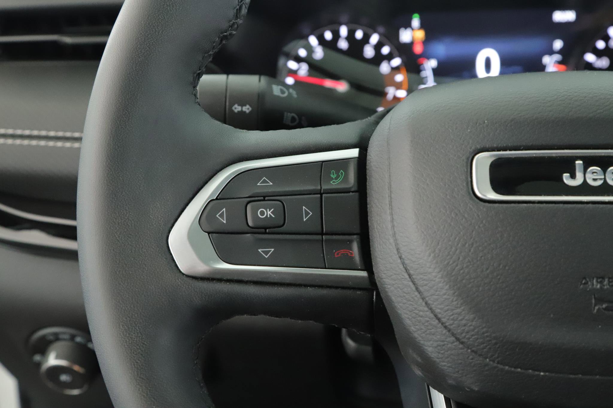 Used 2024 Jeep Compass Latitude w/ Sun and Sound Group AWD/4WD image 11