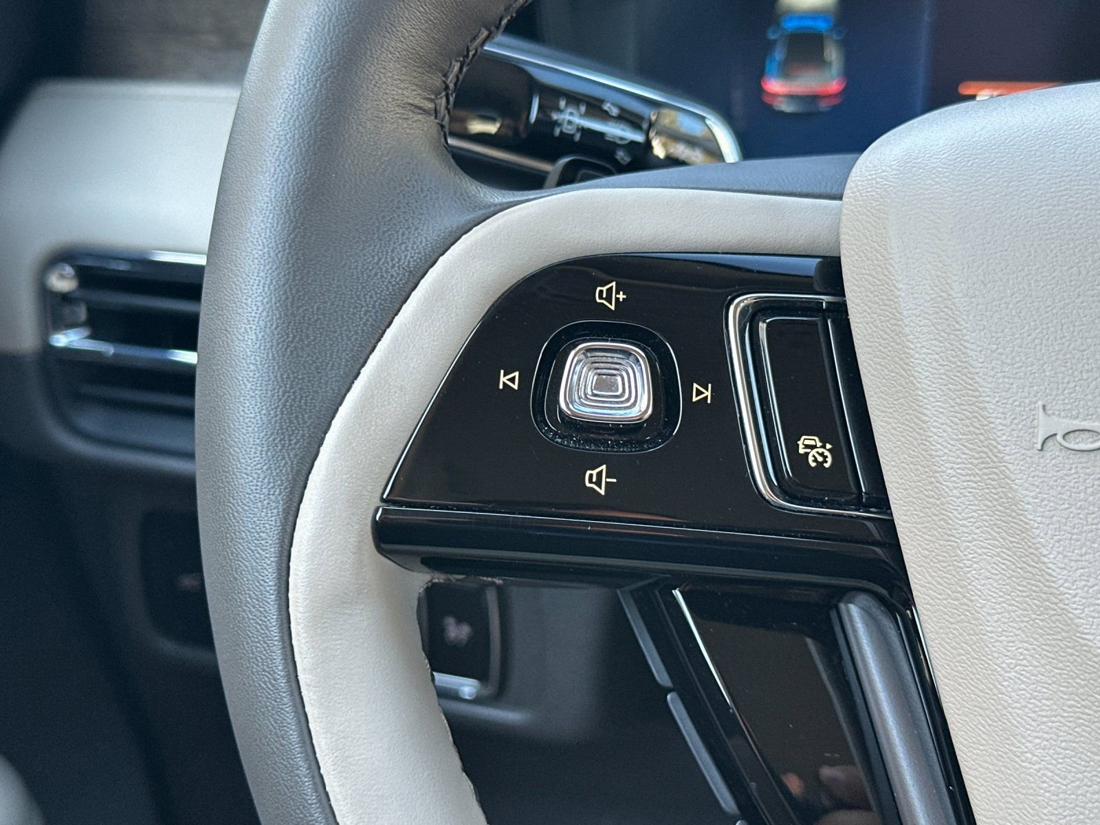 Used 2023 Lincoln Corsair Reserve image 28