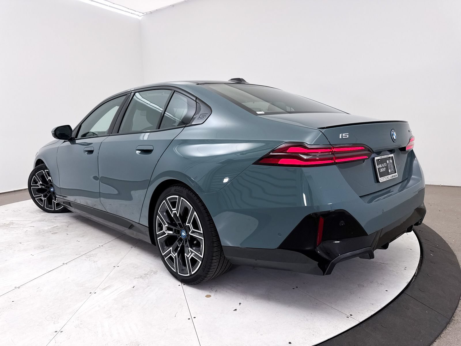 Used 2025 BMW i5 xDrive40 AWD/4WD image 2