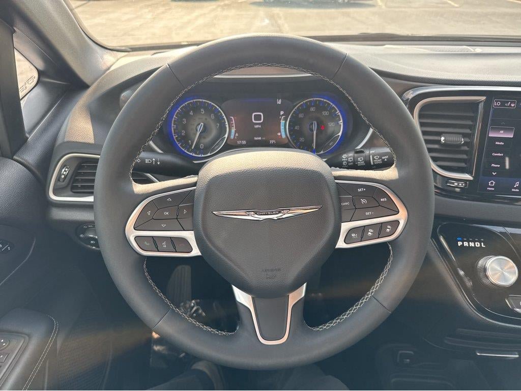 Used 2025 Chrysler Pacifica Select FWD image 21