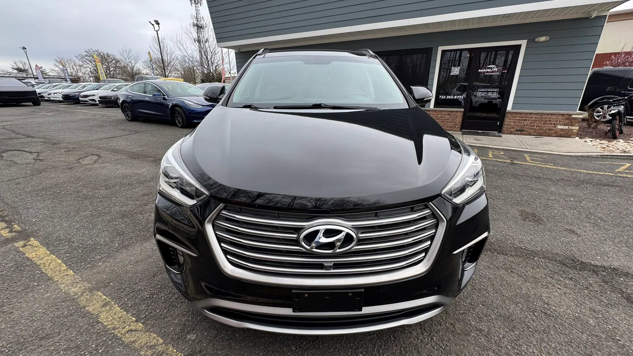 Used 2017 Hyundai Santa Fe AWD image 2