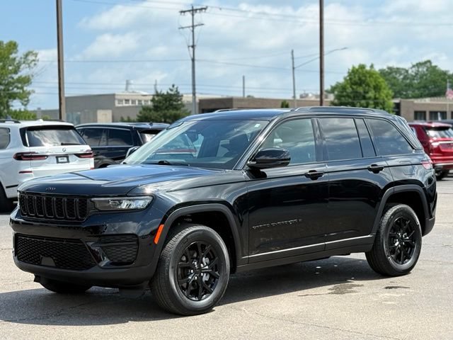 Used 2025 Jeep Grand Cherokee Altitude AWD/4WD image 38