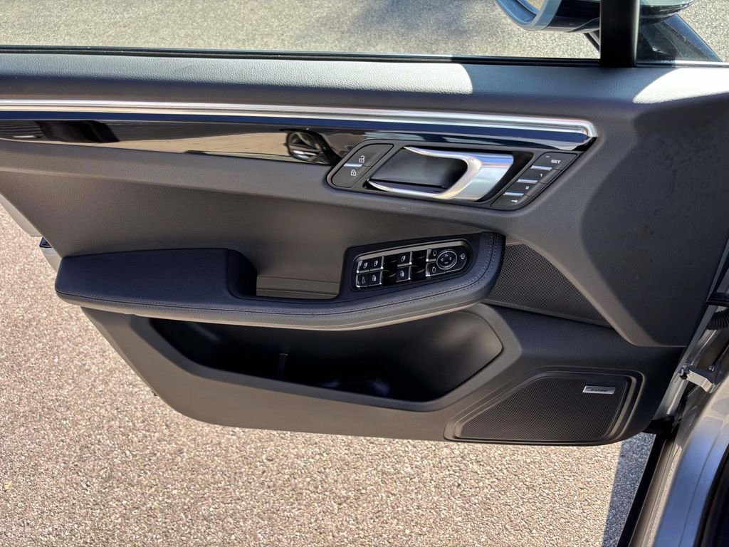 Certified 2025 Porsche Macan image 22