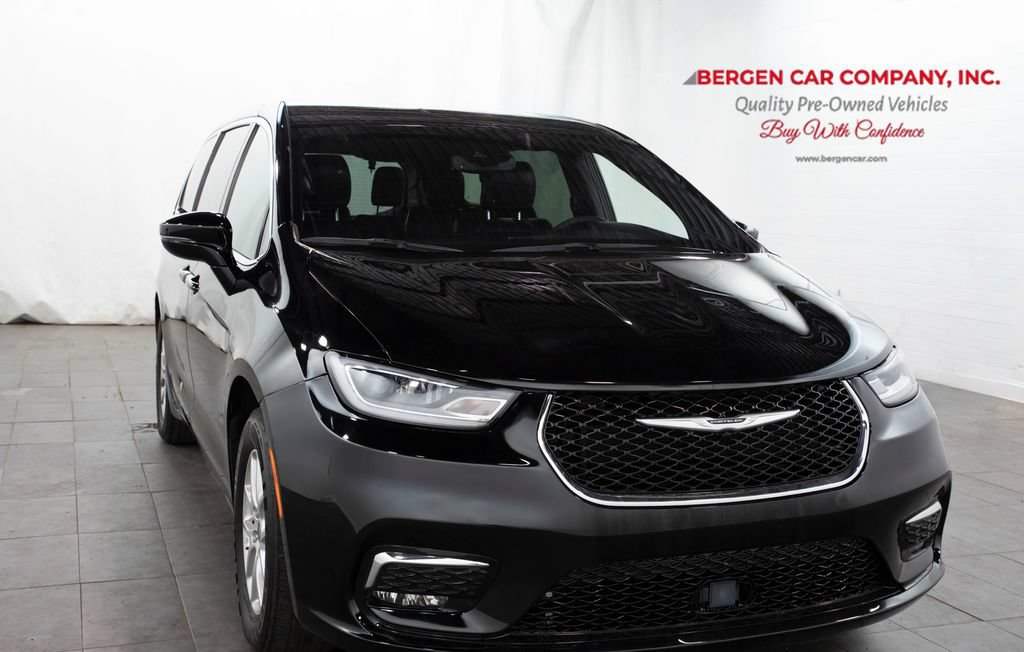 Used 2025 Chrysler Pacifica Select