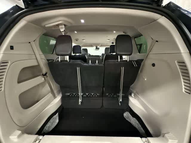 Used 2023 Chrysler Pacifica Touring-L FWD image 24