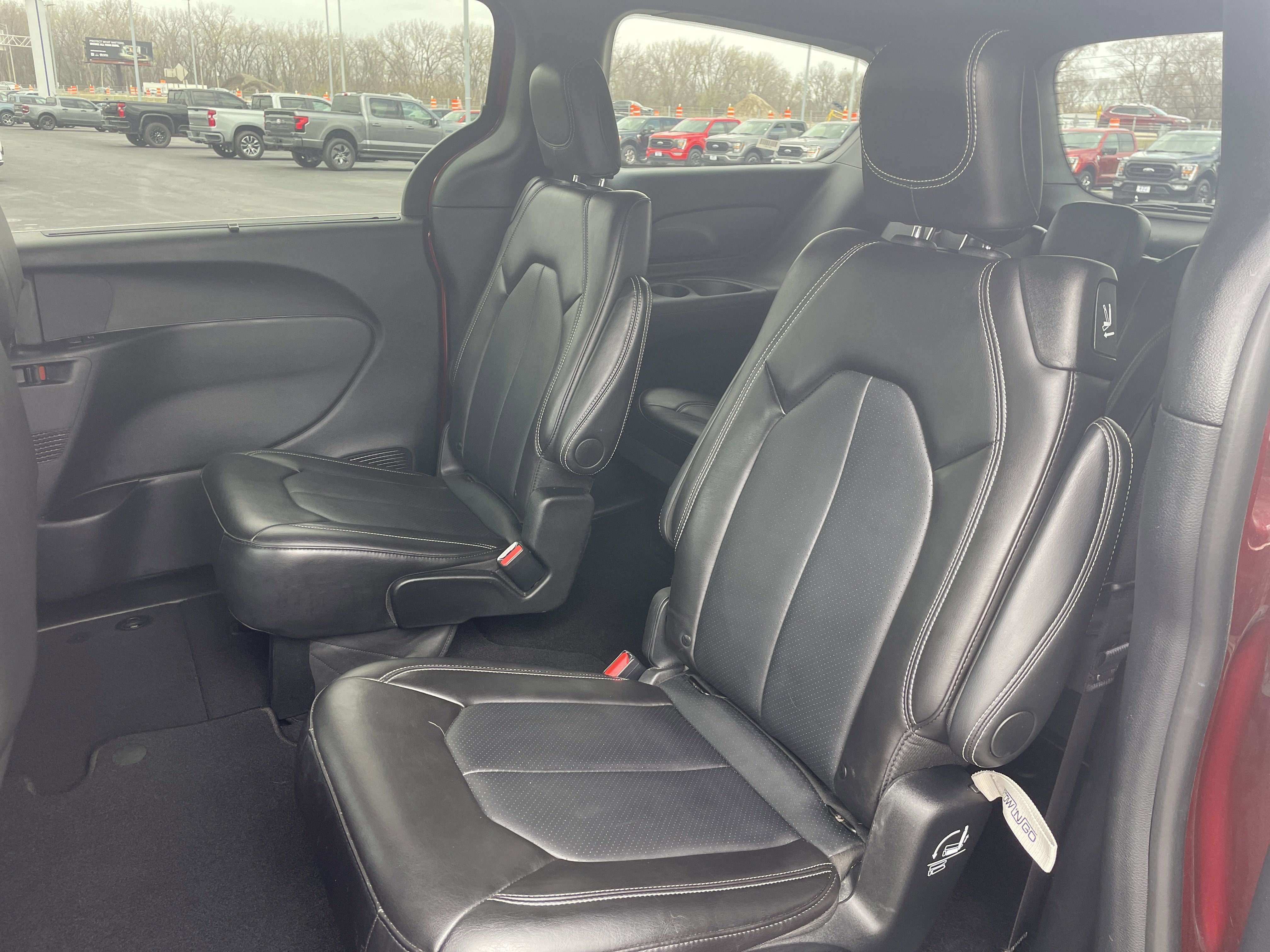 Used 2025 Chrysler Pacifica Select image 29