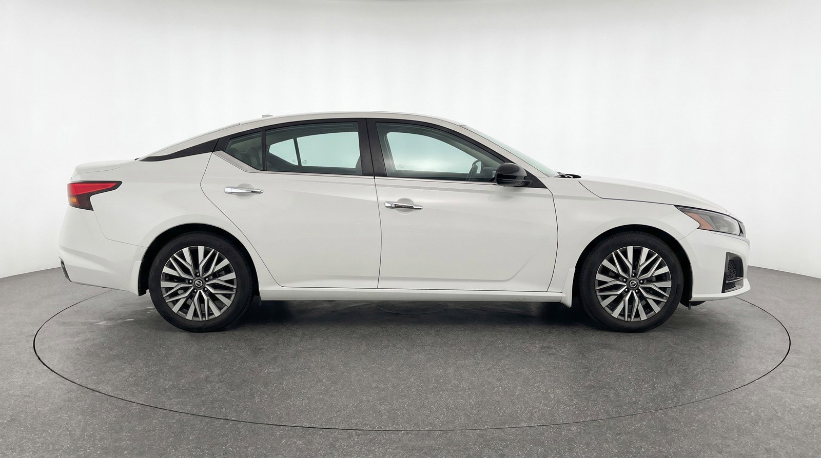 Used 2025 Nissan Altima 2.5 SV FWD image 11