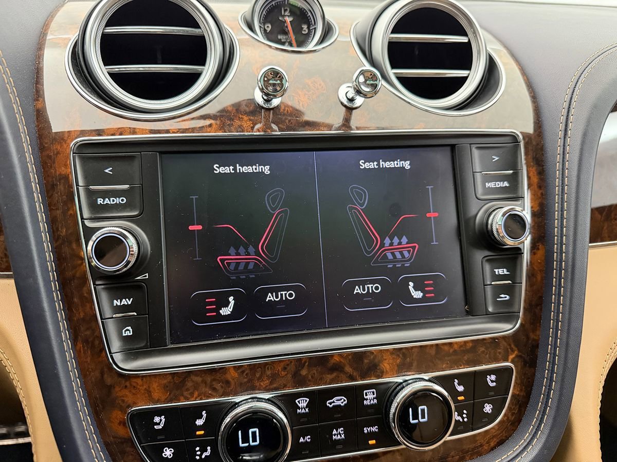 Used 2017 Bentley Bentayga image 28