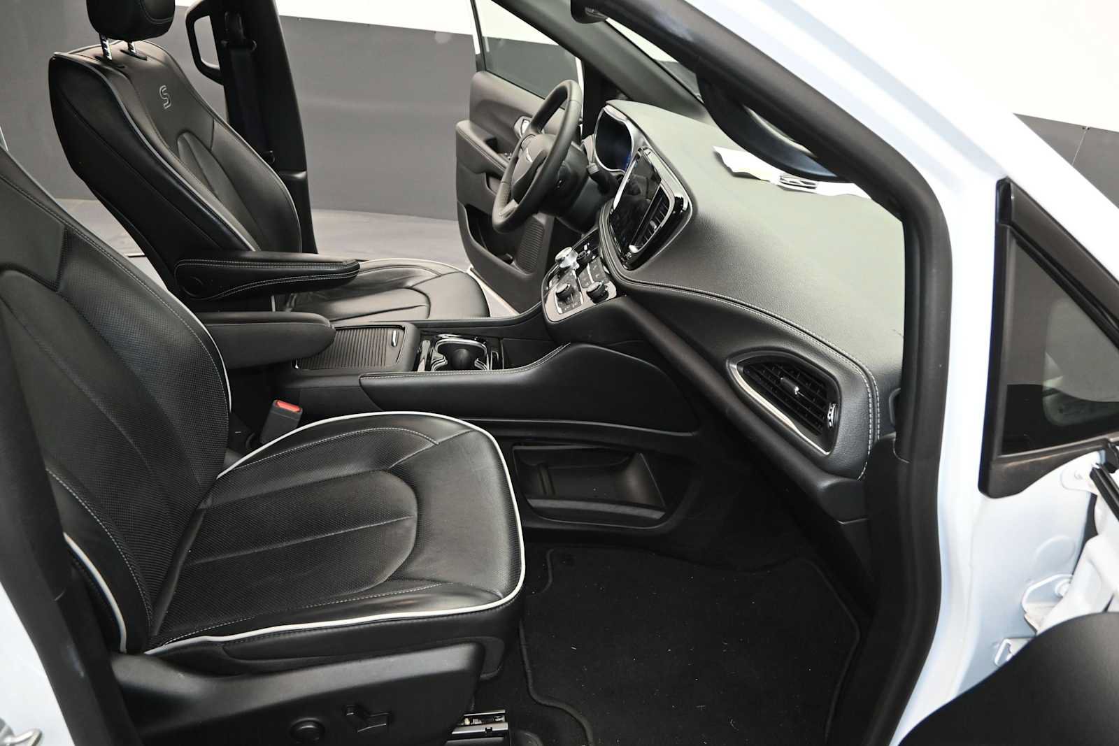 Used 2025 Chrysler Pacifica Limited FWD image 28