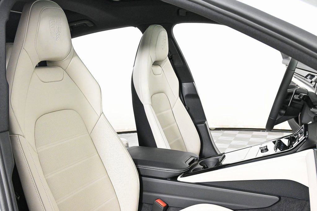 Used 2025 Porsche Panamera image 24