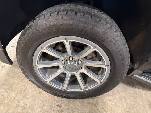 Used 2017 Chevrolet Suburban LT AWD/4WD image 38