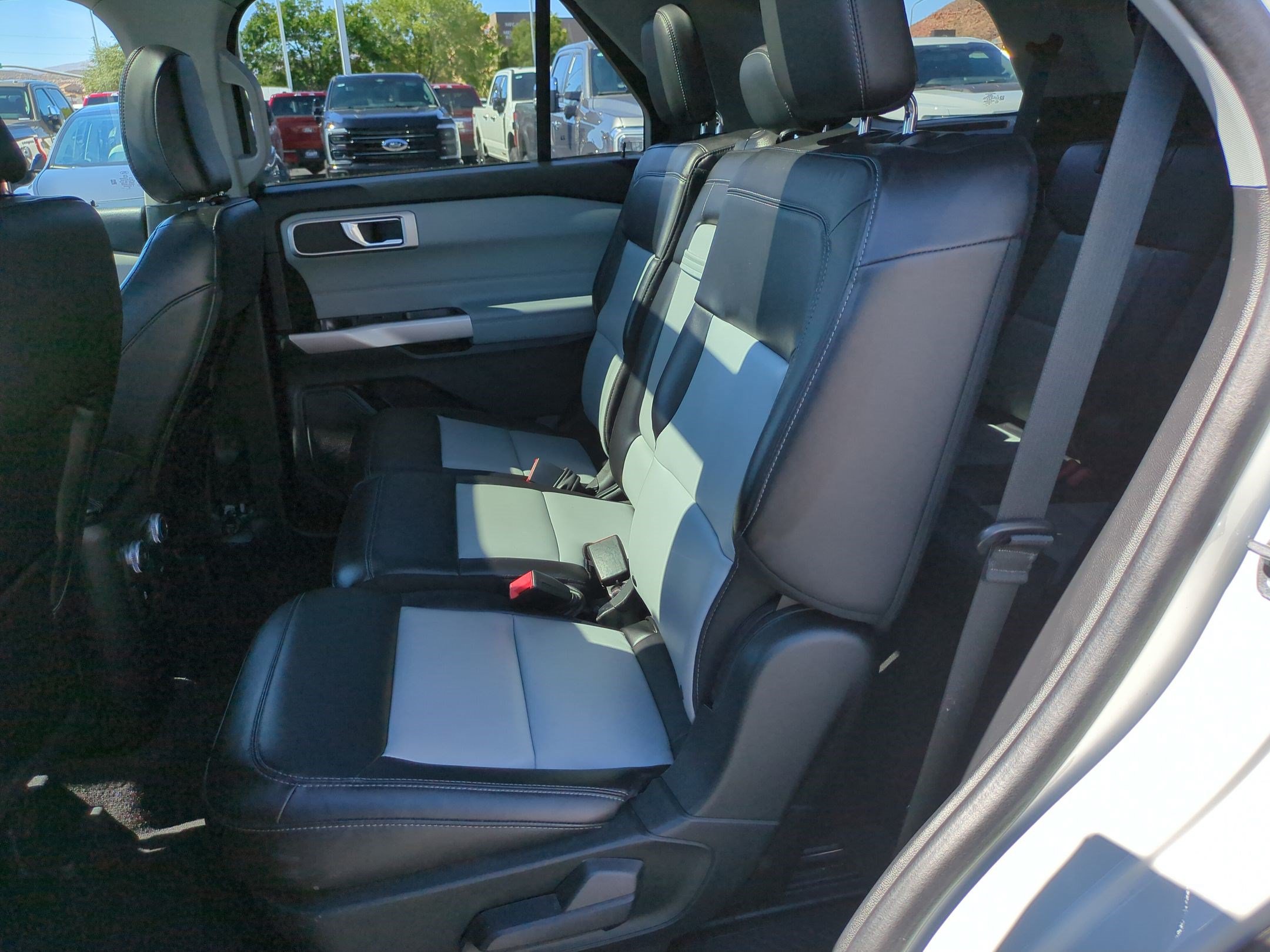 Used 2022 Ford Explorer XLT w/ Equipment Group 202A AWD/4WD image 28