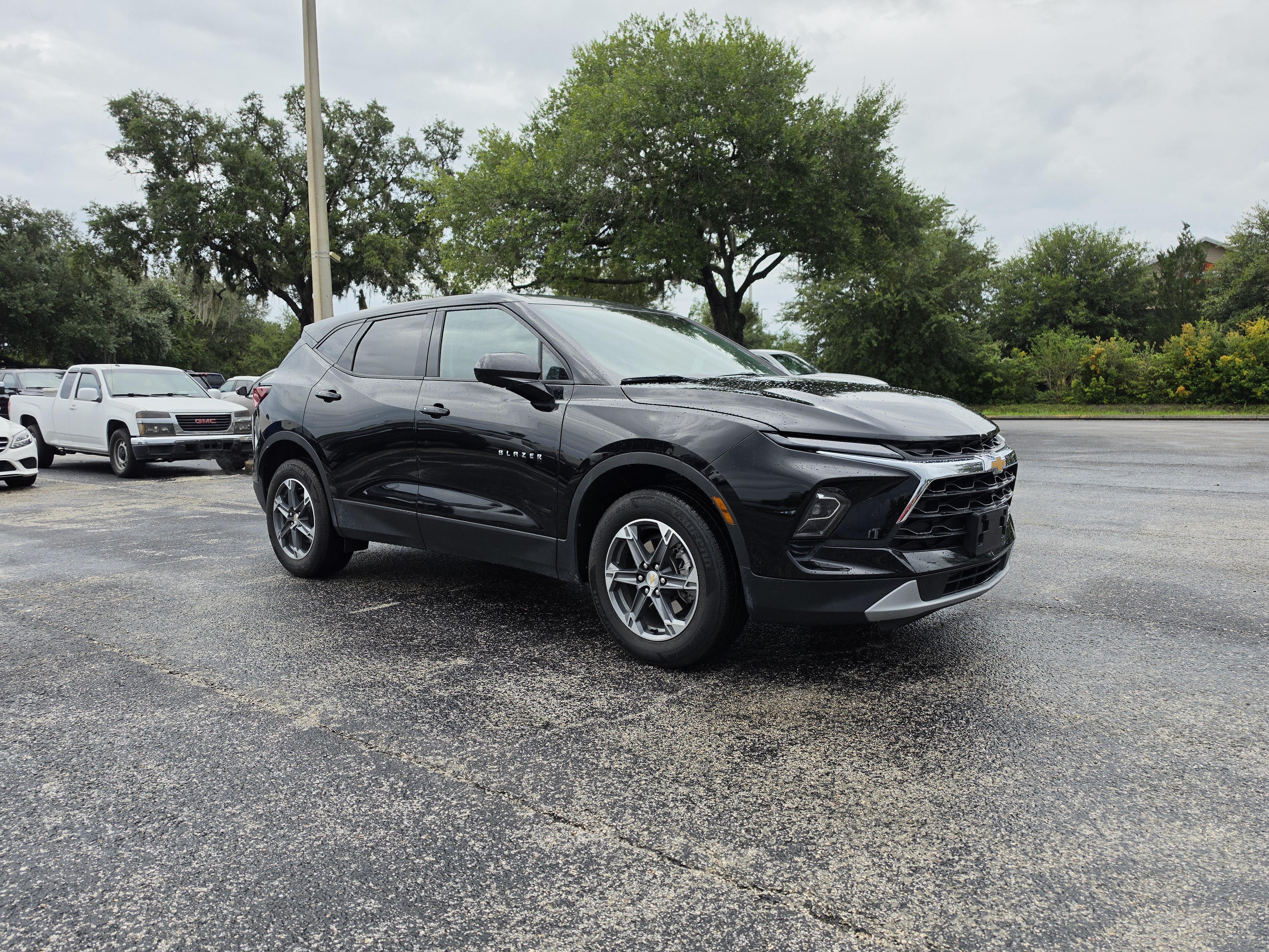Used 2025 Chevrolet Blazer LT FWD image 2