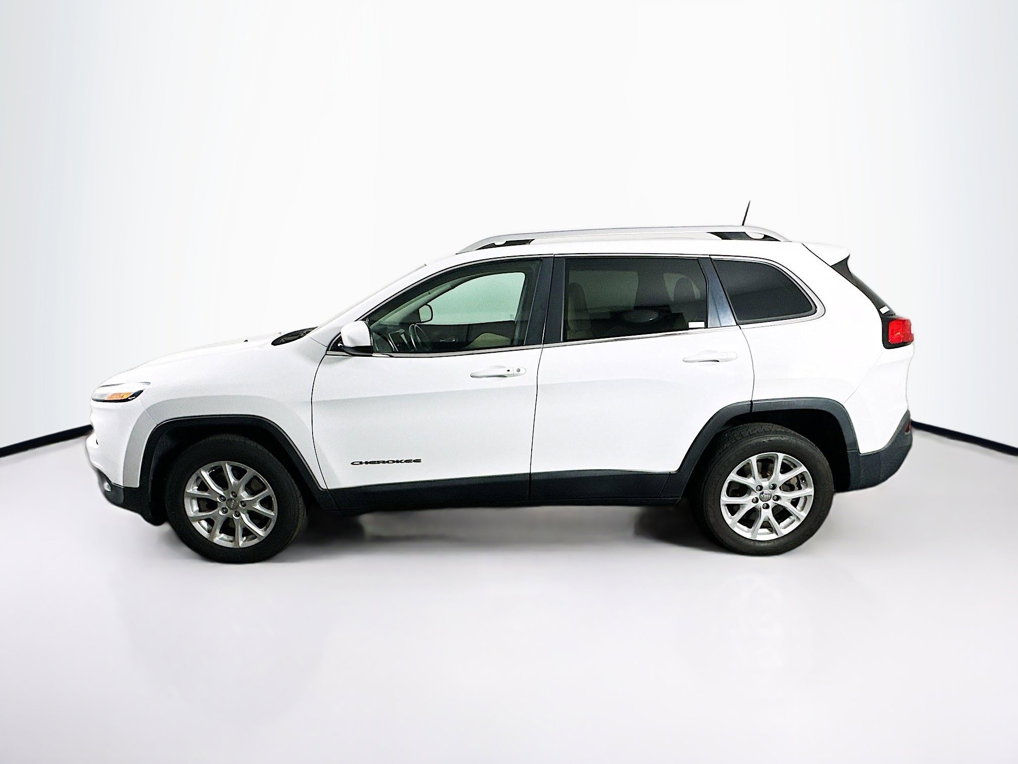 Used 2016 Jeep Cherokee Latitude w/ Comfort/Convenience Group FWD image 4