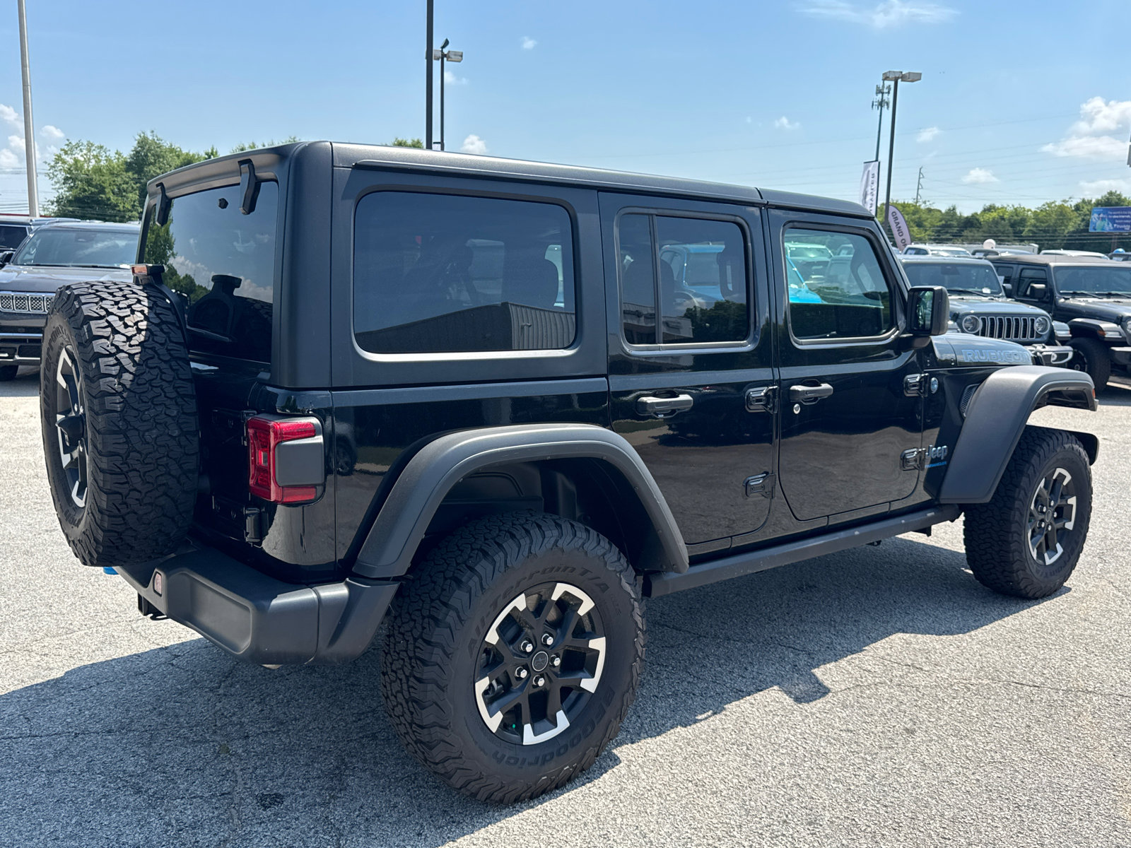 Used 2025 Jeep Wrangler Unlimited Rubicon 4xe w/ Convenience Group AWD/4WD image 5