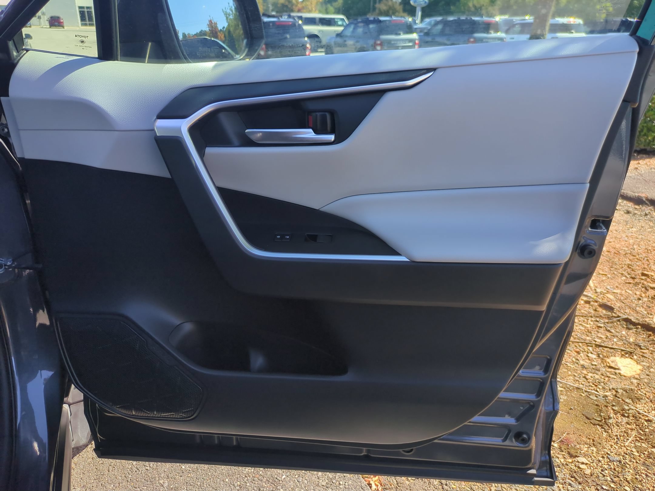 Used 2019 Toyota RAV4 XLE FWD image 32
