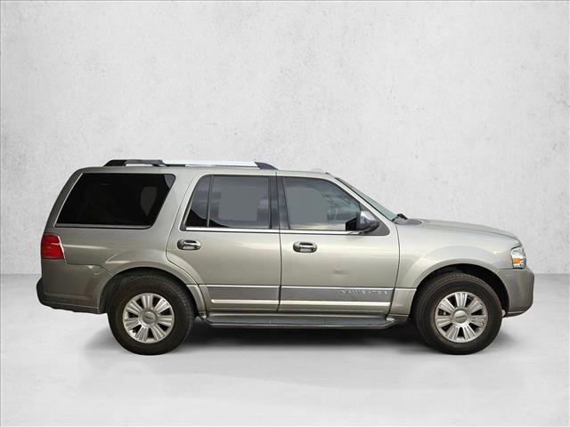 Used 2008 Lincoln Navigator image 2