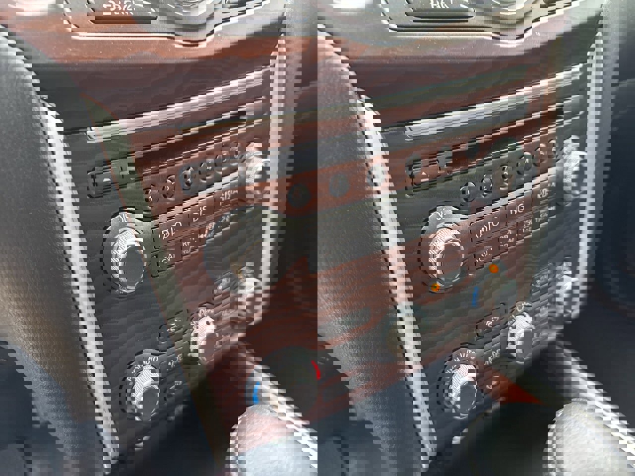 Used 2019 Nissan Pathfinder Platinum image 16