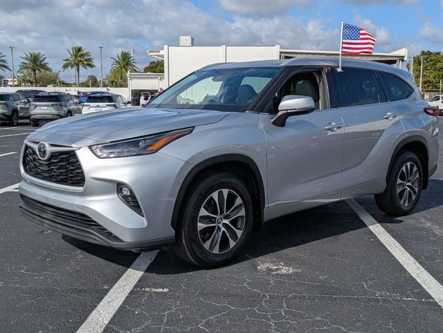 Used 2022 Toyota Highlander XLE image 3