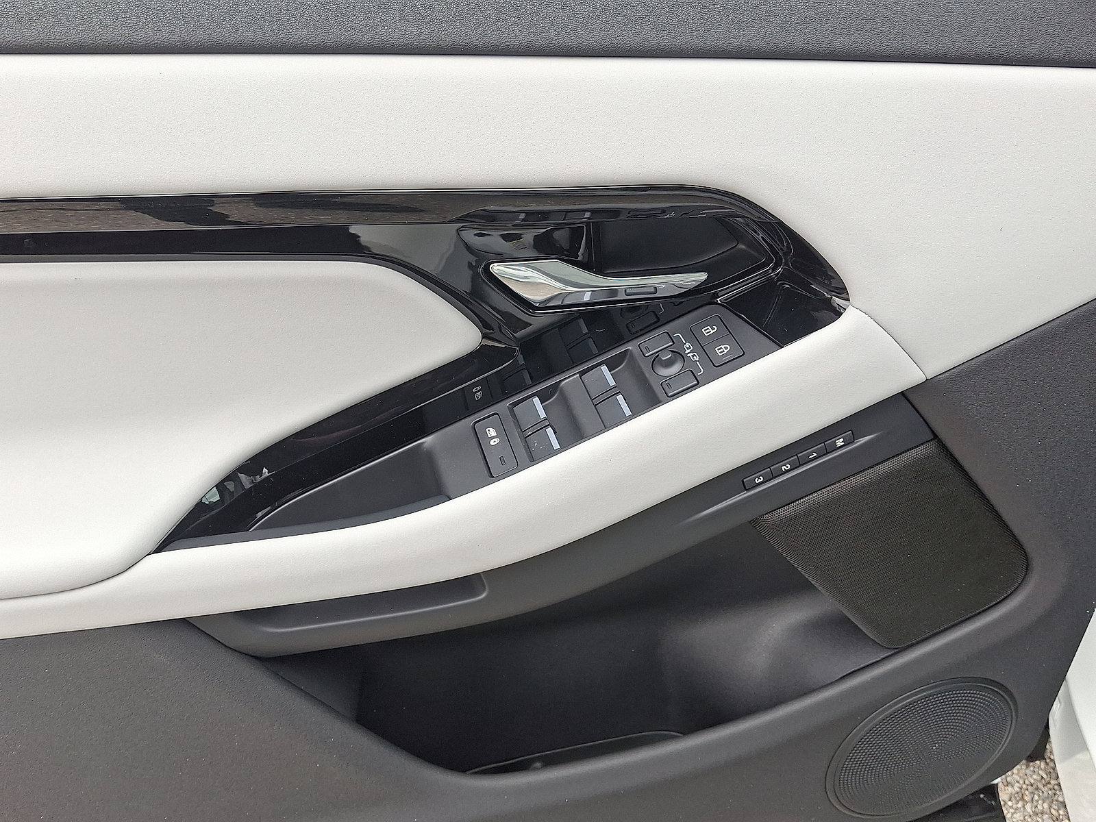 Certified 2026 Land Rover Range Rover Evoque S image 5