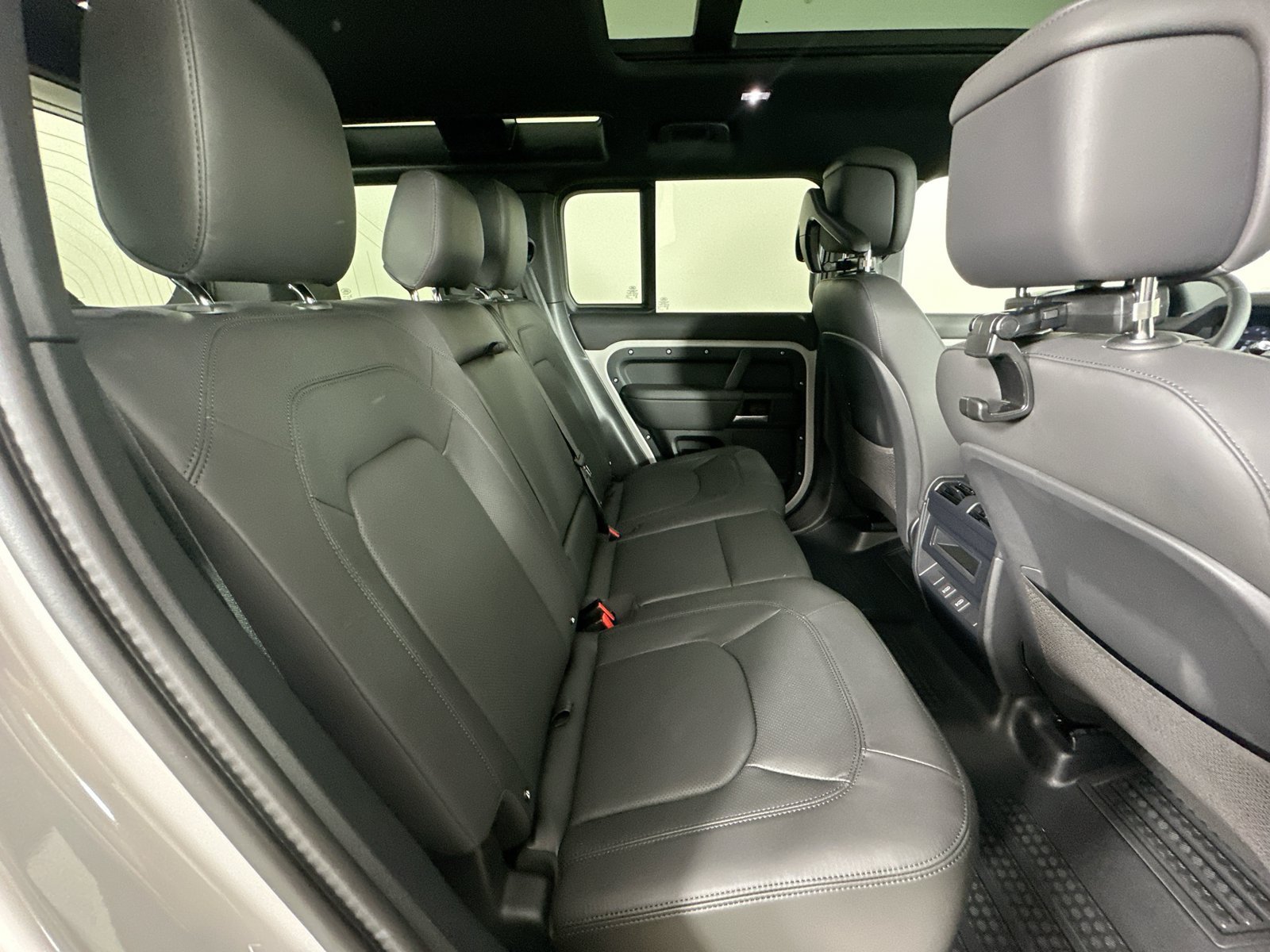 New 2026 Land Rover Defender 110 X-Dynamic SE AWD/4WD image 42