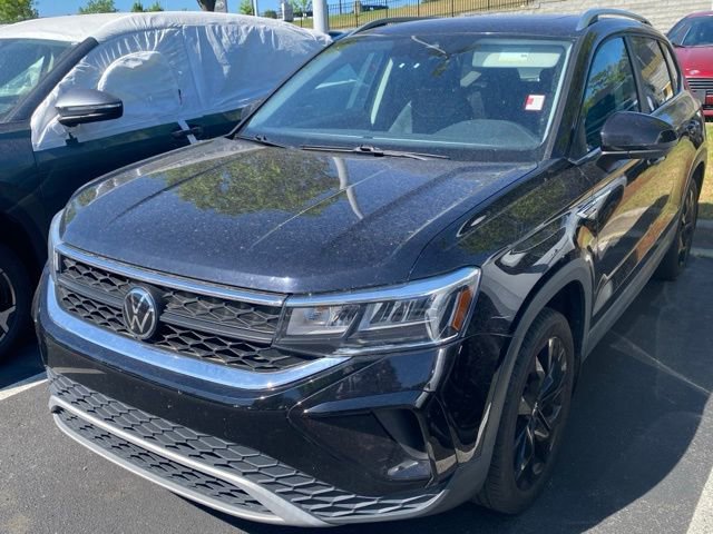 Used 2023 Volkswagen Taos SE w/ Panoramic Sunroof Package FWD image 2