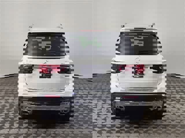 Used 2025 Mercedes-Benz GLB 250 4MATIC image 4