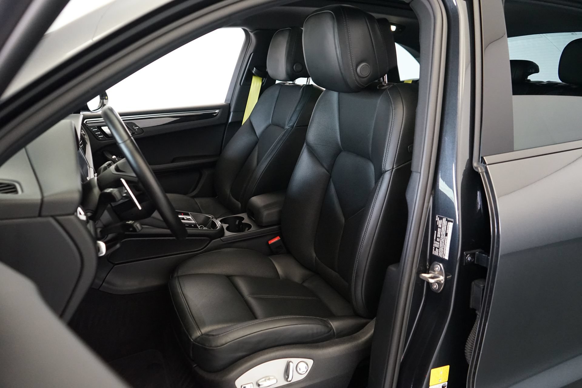 Used 2023 Porsche Macan S AWD/4WD image 9